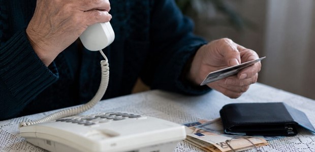 Εξαπάτησαν ηλικιωμένη αποσπώντας 12.375 ευρώ